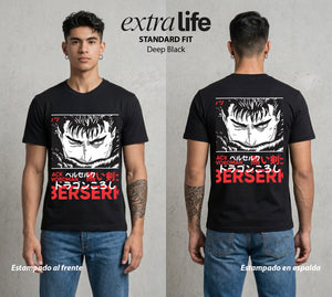 La Marca del Sacrificio | La Marca del Destino #00208 - Playera Standard Fit | Deep Black - Foto en modelo