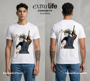 El Trebol Magico | Black Clover Asta #00225 - Playera Standard Fit | Pure White - Foto en modelo