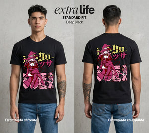 El Trebol Magico | Black Clover Vanessa Enoteca #00244 - Playera Standard Fit | Deep Black - Foto en modelo