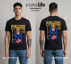 El Contrato Infernal | La Sangre del Diablo #00427 - Playera Standard Fit | Deep Black - Foto en modelo