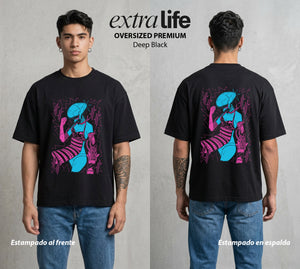 El Contrato Infernal | La Chica Explosiva #00492 - Playera Oversized Premium | Deep Black - Foto en modelo