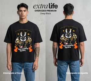 El Trato con el Diablo | El Diablo del Casino #00534 - Playera Oversized Premium | Deep Black - Foto en modelo