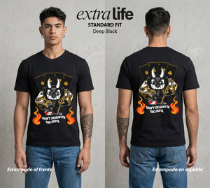 El Trato con el Diablo | El Diablo del Casino #00534 - Playera Standard Fit | Deep Black - Foto en modelo