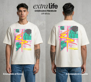 Los Corredores del Filo | La Especialista del Hack #00543 - Playera Oversized Premium | Off White - Foto en modelo
