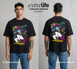 Los Corredores del Filo | La Pequena Letal #00553 - Playera Oversized Premium | Deep Black - Foto en modelo