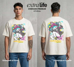 Los Corredores del Filo | La Pequena Letal #00553 - Playera Oversized Premium | Off White - Foto en modelo