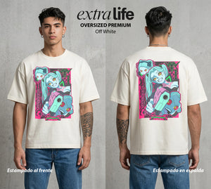 Los Corredores del Filo | La Pequena Letal #00560 - Playera Oversized Premium | Off White - Foto en modelo