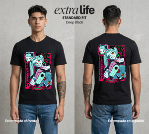 Los Corredores del Filo | La Pequena Letal #00560 - Playera Standard Fit | Deep Black - Foto en modelo