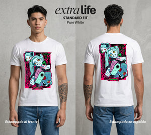 Los Corredores del Filo | La Pequena Letal #00560 - Playera Standard Fit | Pure White - Foto en modelo