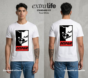 El Juicio Final Escolar | El Osito del Caos #00607 - Playera Standard Fit | Pure White - Foto en modelo