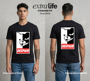 El Juicio Final Escolar | El Juez de la Desesperanza #00608 - Playera Standard Fit | Deep Black - Foto en modelo
