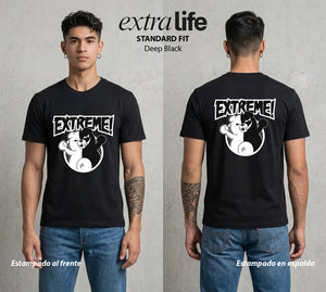 El Juicio Final Escolar | El Osito del Caos #00610 - Playera Standard Fit | Deep Black - Foto en modelo