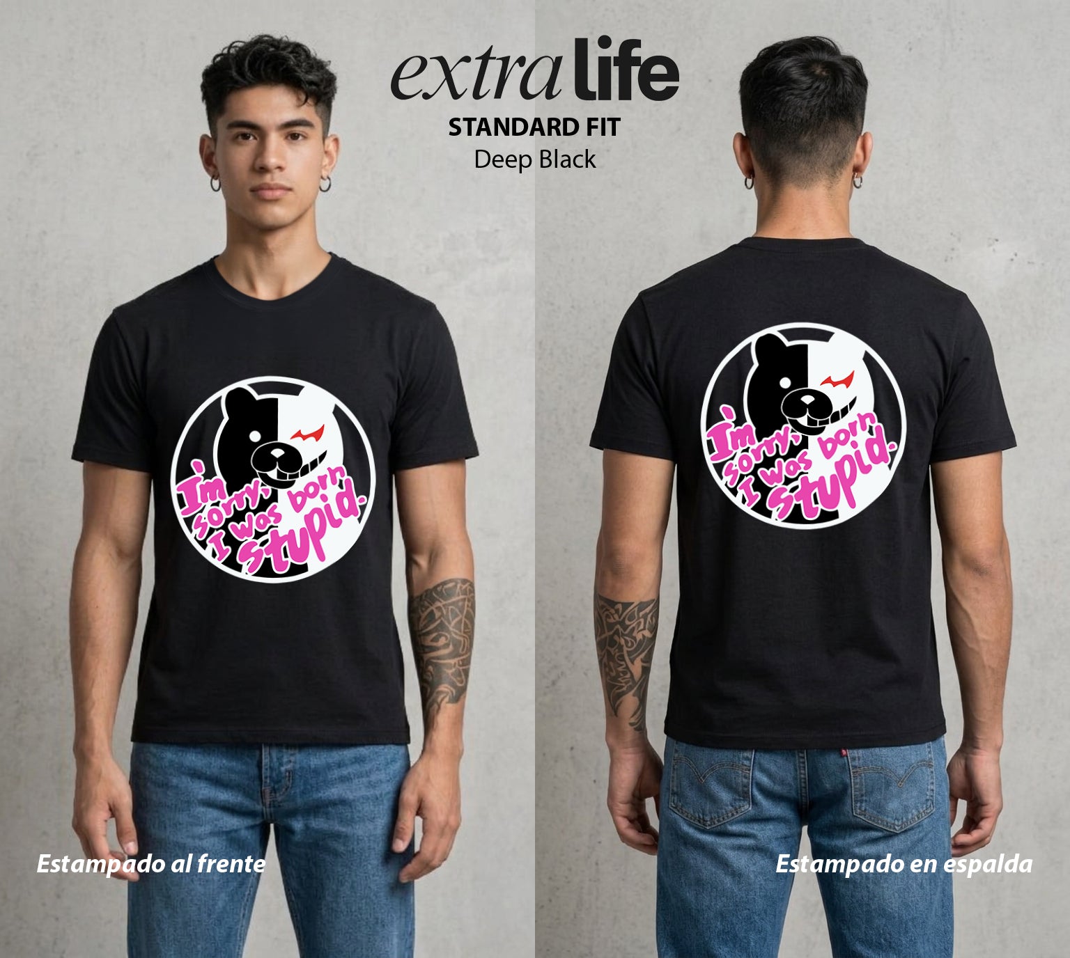 El Juicio Final Escolar | La Estupidez Natural #00613 - Playera Standard Fit | Deep Black - Foto en modelo