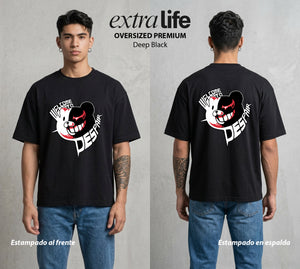 El Juicio Final Escolar | Bienvenido al Caos #00615 - Playera Oversized Premium | Deep Black - Foto en modelo