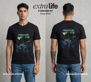 La Hoguera Eterna | El Espiritu sin Morir #00617 - Playera Standard Fit | Deep Black - Foto en modelo