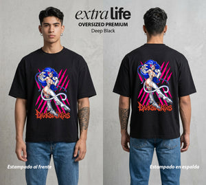 La Noche de los Acechadores | La Gata del Bien #00618 - Playera Oversized Premium | Deep Black - Foto en modelo