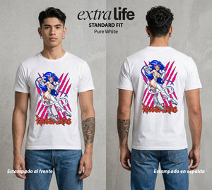La Noche de los Acechadores | La Gata del Bien #00618 - Playera Standard Fit | Pure White - Foto en modelo
