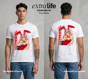 Los Pilotos del Meca | La Co-Piloto del Destino #00628 - Playera Standard Fit | Pure White - Foto en modelo