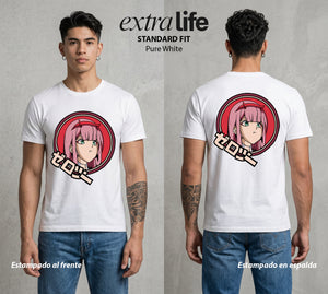 Los Pilotos del Meca | El Numero Dos #00633 - Playera Standard Fit | Pure White - Foto en modelo