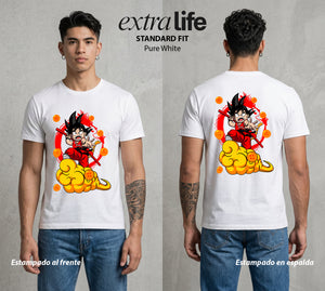 El Poder de las Esferas | El Saiyajin del Bien #00785 - Playera Standard Fit | Pure White - Foto en modelo