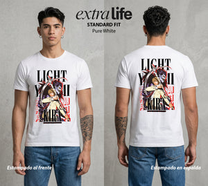 El Cuaderno del Juicio | Death Note Light Yagami #00935 - Playera Standard Fit | Pure White - Foto en modelo