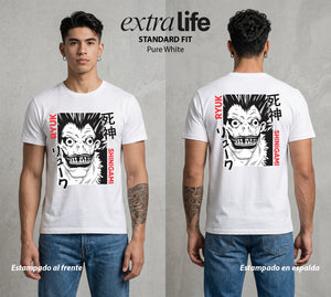 El Cuaderno del Juicio | La Manzana del Caos #00943 - Playera Standard Fit | Pure White - Foto en modelo