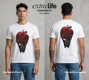 El Cuaderno del Juicio | La Manzana del Caos #00946 - Playera Standard Fit | Pure White - Foto en modelo