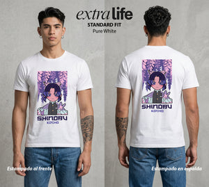 Cazadores de la Noche | La Mariposa Venenosa Chibi #00985 - Playera Standard Fit | Pure White - Foto en modelo
