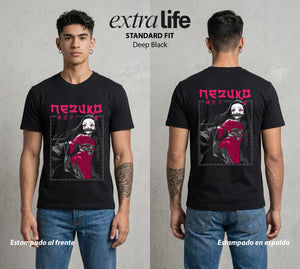 Cazadores de la Noche | Demonia y Amor #01138 - Playera Standard Fit | Deep Black - Foto en modelo