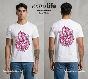 Cazadores de la Noche | La Pequena Demonia #01142 - Playera Standard Fit | Pure White - Foto en modelo