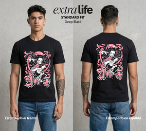 Cazadores de la Noche | La Demonia del Bien #01147 - Playera Standard Fit | Deep Black - Foto en modelo