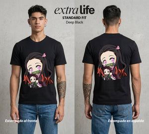 Cazadores de la Noche | La Demonia del Bien #01157 - Playera Standard Fit | Deep Black - Foto en modelo