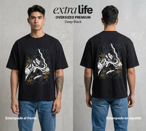 Cazadores de la Noche | El Pilar de la Serpiente #01160 - Playera Oversized Premium | Deep Black - Foto en modelo