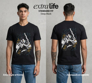 Cazadores de la Noche | El Pilar de la Serpiente #01160 - Playera Standard Fit | Deep Black - Foto en modelo