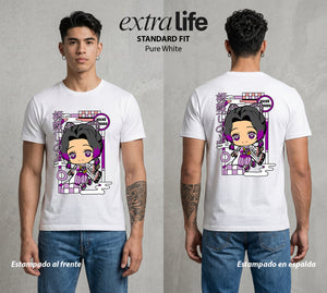 Cazadores de la Noche | La Mariposa Venenosa #01183 - Playera Standard Fit | Pure White - Foto en modelo