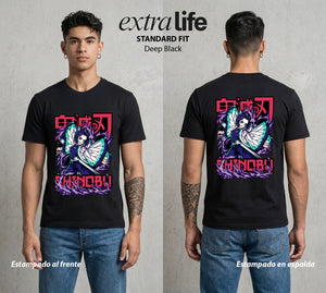 Cazadores de la Noche | Mariposa y Muerte #01186 - Playera Standard Fit | Deep Black - Foto en modelo