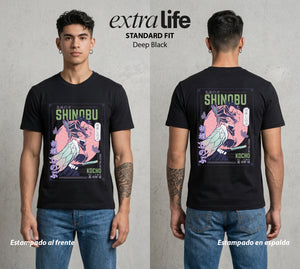 Cazadores de la Noche | La Mariposa Venenosa #01188 - Playera Standard Fit | Deep Black - Foto en modelo