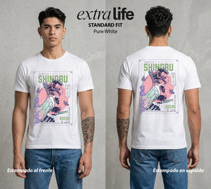 Cazadores de la Noche | La Mariposa Venenosa #01188 - Playera Standard Fit | Pure White - Foto en modelo