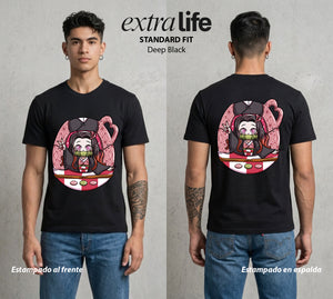 Cazadores de la Noche | La Hermana de Bambu Tamagotchi #01196 - Playera Standard Fit | Deep Black - Foto en modelo