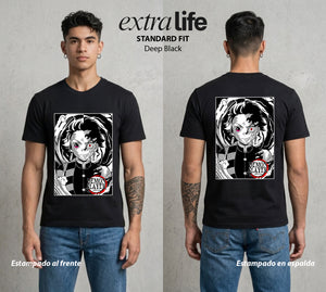 Cazadores de la Noche | El Cazador del Agua #01222 - Playera Standard Fit | Deep Black - Foto en modelo