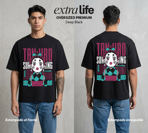 Cazadores de la Noche | El Cazador del Agua #01225 - Playera Oversized Premium | Deep Black - Foto en modelo