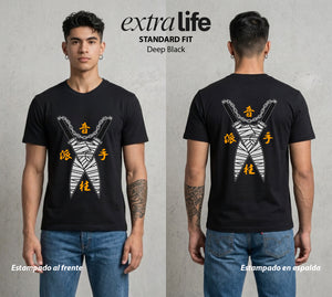 Cazadores de la Noche | El Dios del Entretenimiento #01240 - Playera Standard Fit | Deep Black - Foto en modelo