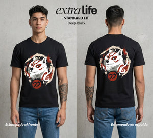 El Pincel Divino | La Diosa del Sol #01329 - Playera Standard Fit | Deep Black - Foto en modelo