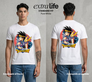 La Busqueda del Heroe | El Dragón Ancestral #01381 - Playera Standard Fit | Pure White - Foto en modelo
