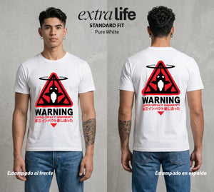 Unidad de Combate | El Tercer Impacto #01437 - Playera Standard Fit | Pure White - Foto en modelo