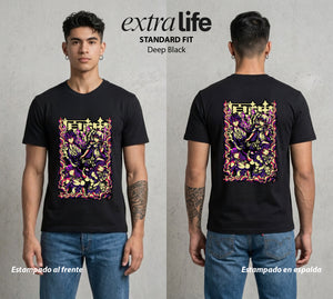 Los Viajeros del Teyvat | El Viajero del Teyvat #01526 - Playera Standard Fit | Deep Black - Foto en modelo