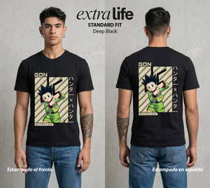 La Prueba del Cazador | El Niño de la Isla #01572 - Playera Standard Fit | Deep Black - Foto en modelo