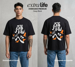 El Vuelo del Voleibol | Clase 1-A #01582 - Playera Oversized Premium | Deep Black - Foto en modelo