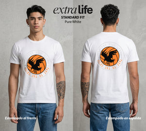 El Vuelo del Voleibol | Clase 1-A #01584 - Playera Standard Fit | Pure White - Foto en modelo