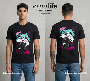 La Voz Vocaloid | Hatsune Miku #01630 - Playera Standard Fit | Deep Black - Foto en modelo
